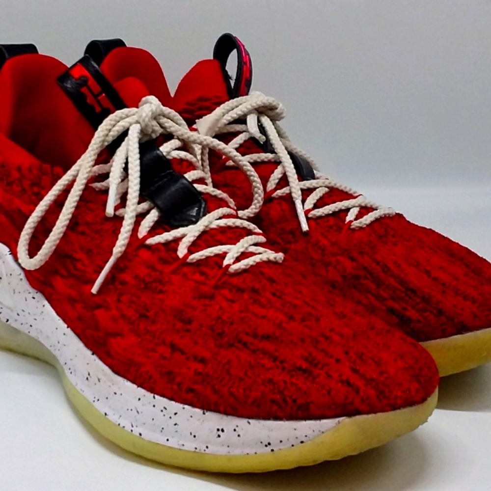 NIKE LEBRON 15 XV Size 11 AO1755-600 University Red